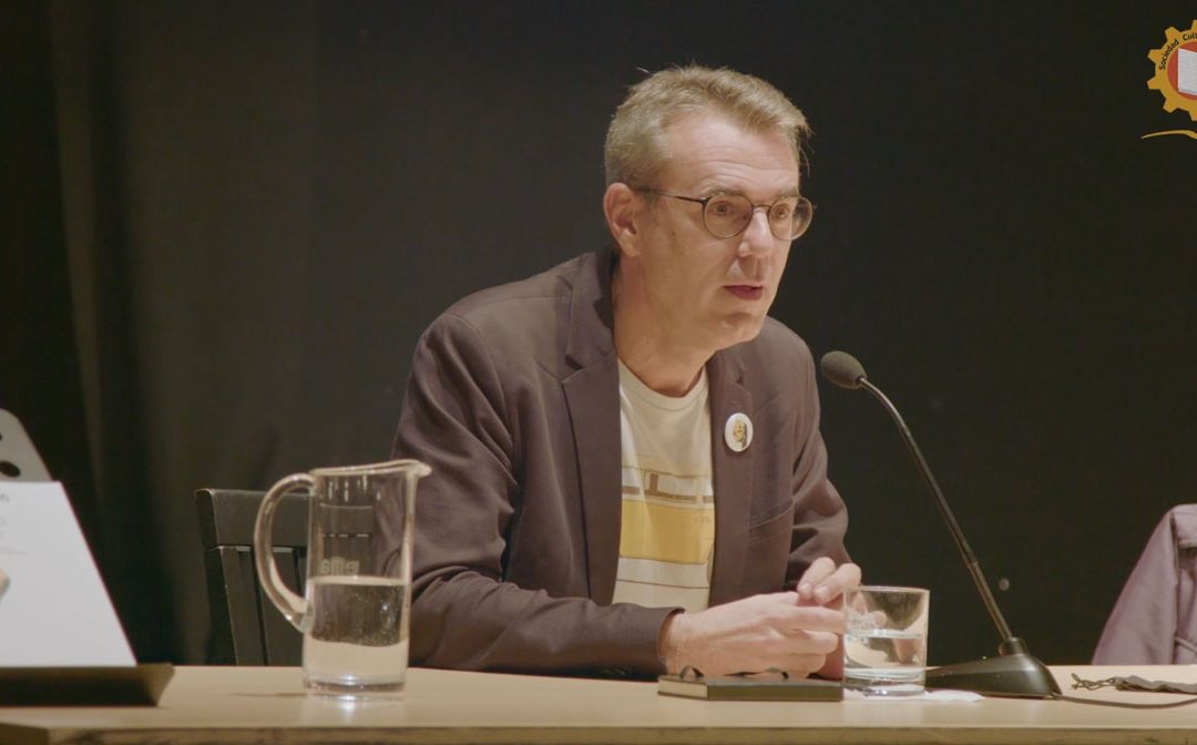 Pedro Vallín presentando C3PO en la corte del Rey Felipe